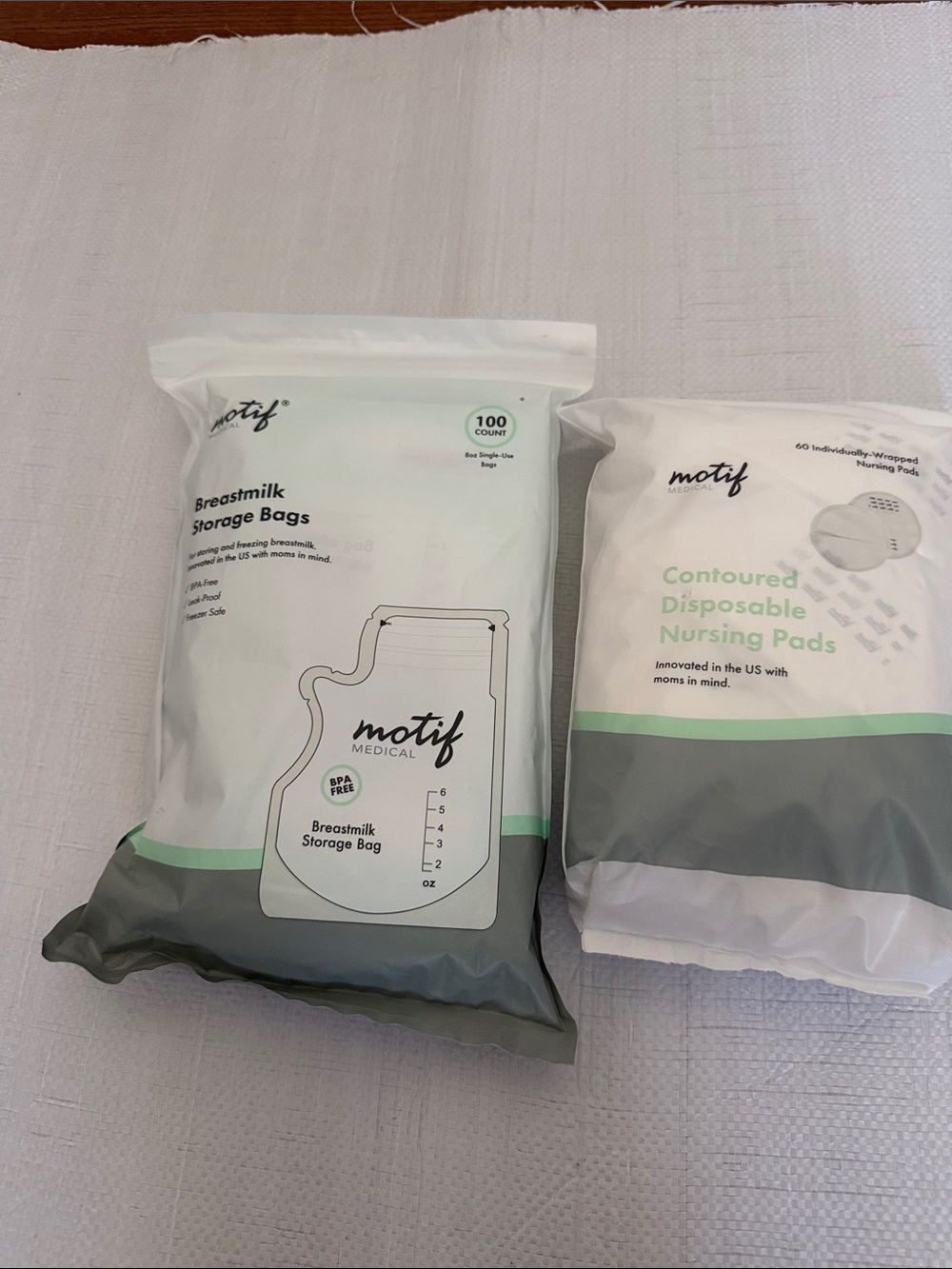 Motif Medical Breastmilk Storage Bags - White & Gray (100 Count)